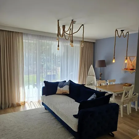W Lesie Nad Morzem I Jeziorem Porto Z Ogrodkiem